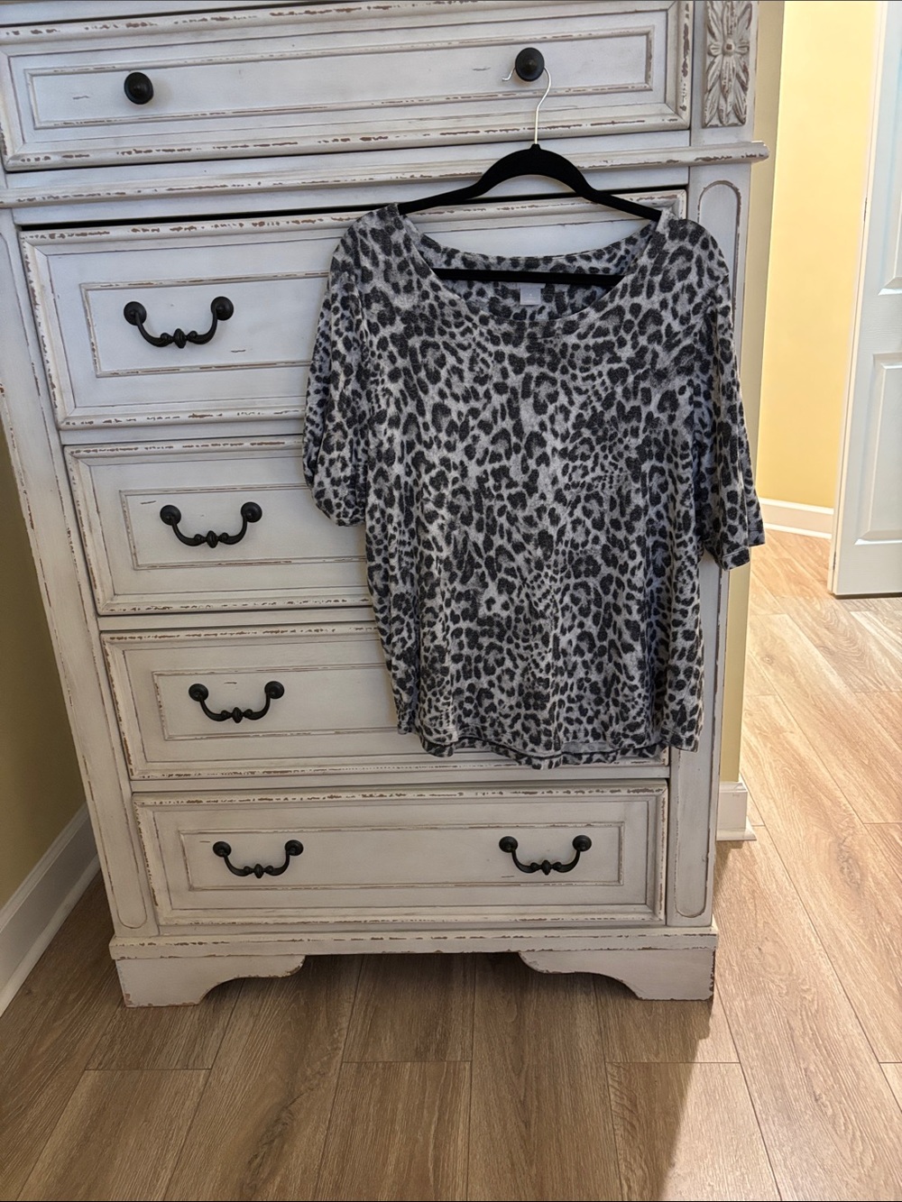 Chico's Gray Leopard-Print Short Sleeve Top